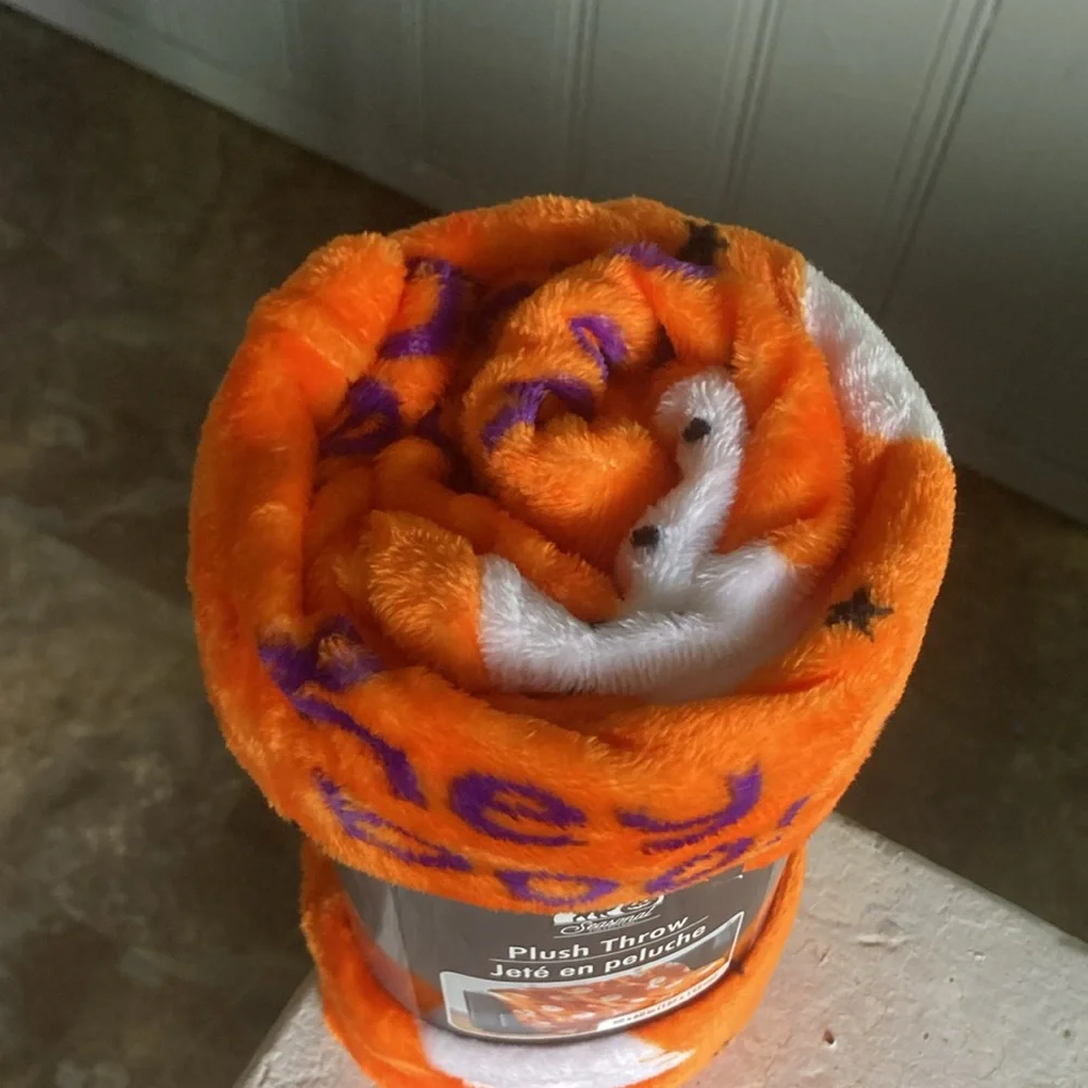 NWT- Super Soft- HEY BOO 👻- Ghost- Decorative Throw Blanket 50x60 🦇